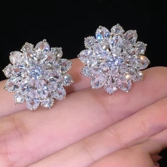 NEW: Beautiful Flower Earrings - Picture 2 of 4